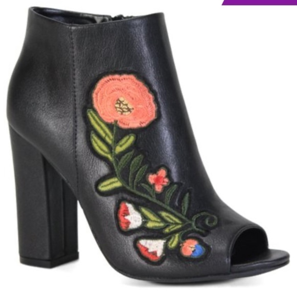 Bamboo sz 8 black Encounter peep toe zip up bootie